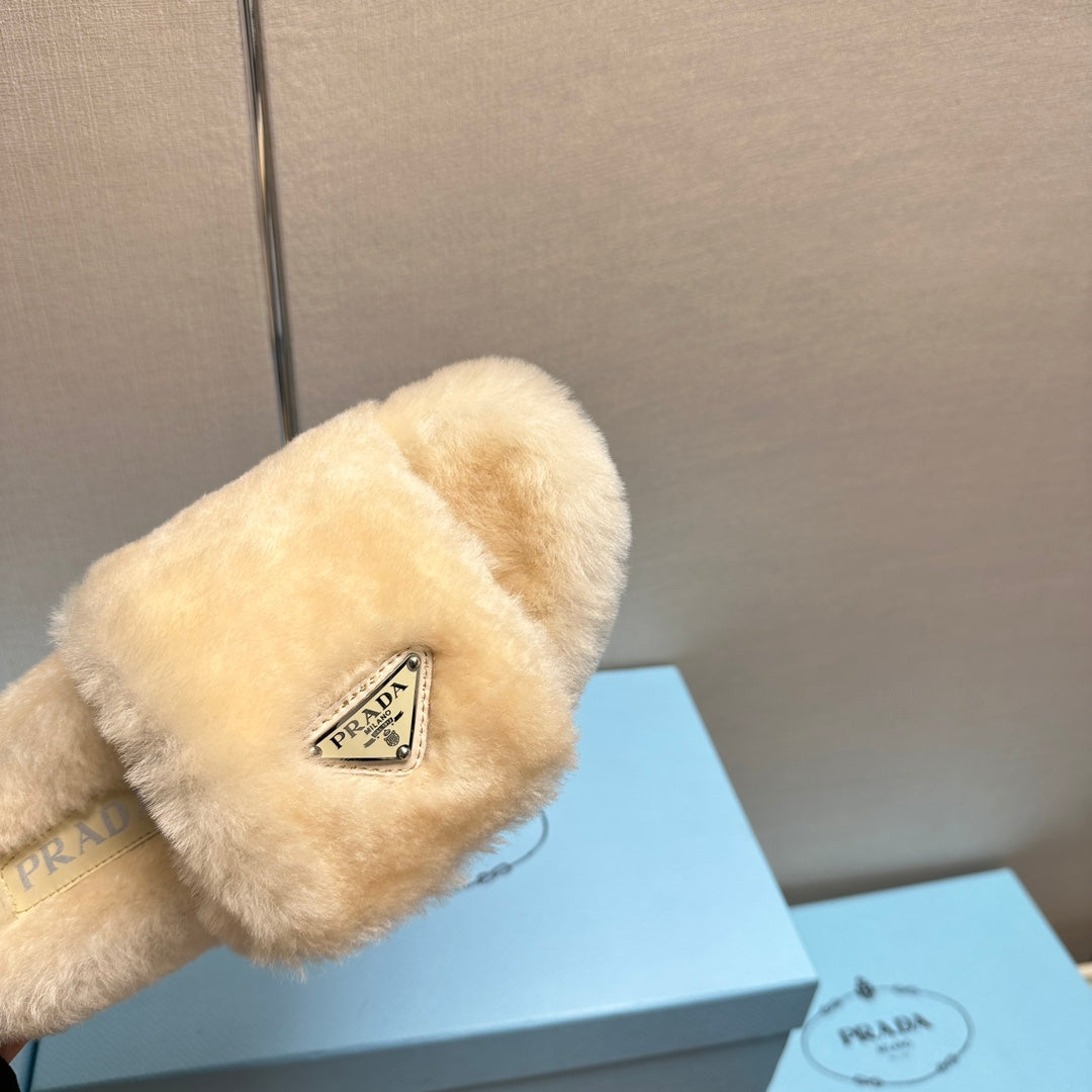 THICK-SOLED FUR SLIDES TUSCAN BEIGE WITH TRIANGLE LOGO