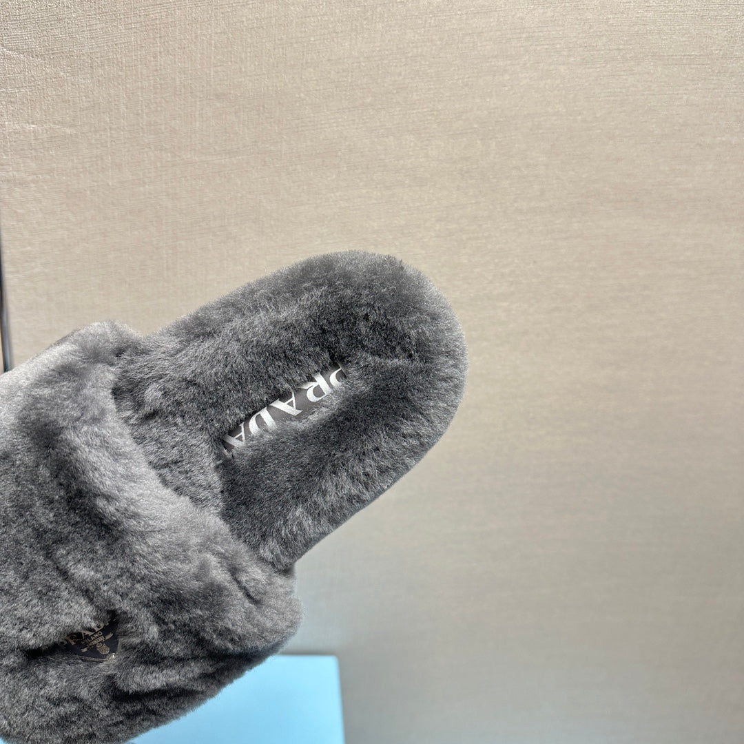 THICK-SOLED FUR SLIDES GRAY WITH TRIANGLE LOGO