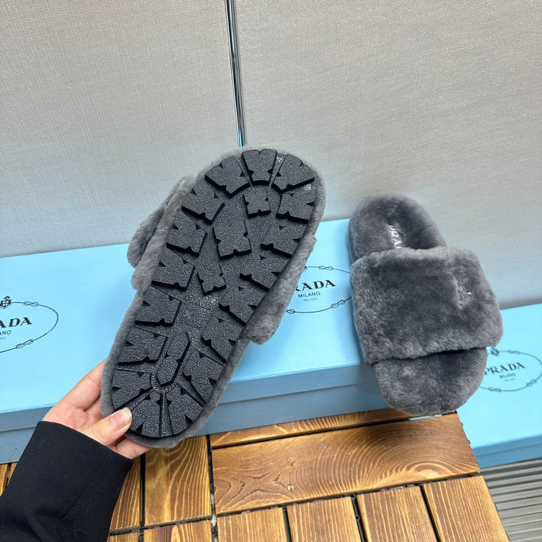 THICK-SOLED FUR SLIDES GRAY WITH TRIANGLE LOGO