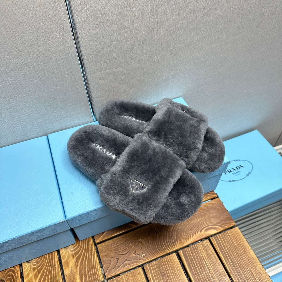 THICK-SOLED FUR SLIDES GRAY WITH TRIANGLE LOGO
