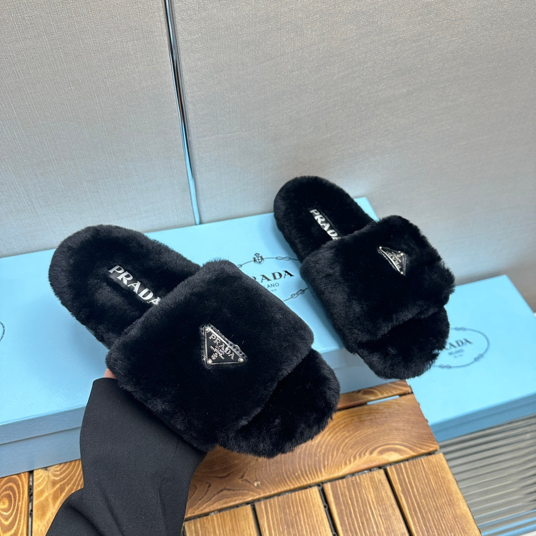 THICK-SOLED FUR SLIDES BLACK WITH TRIANGLE LOGO