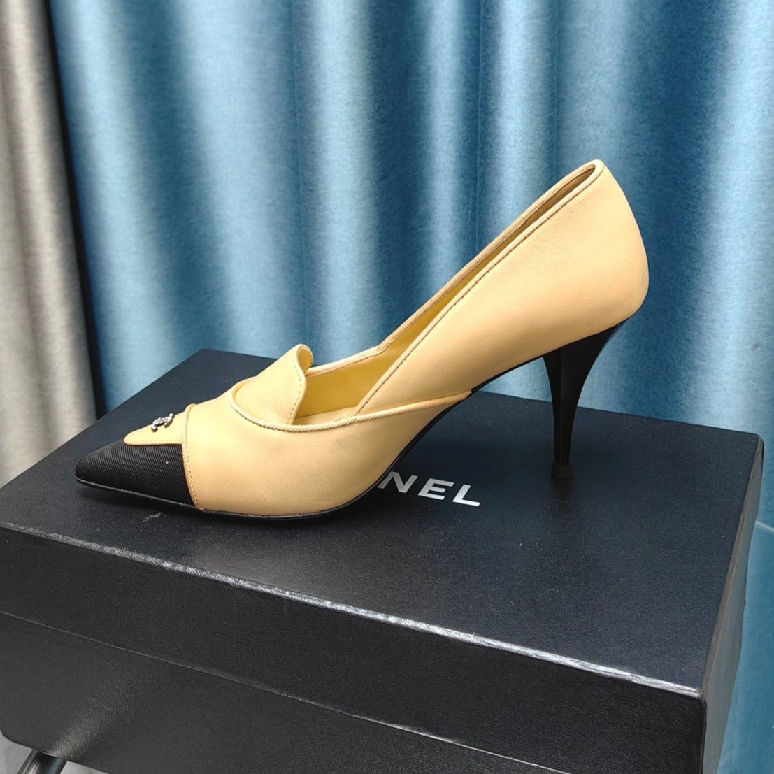 HIGH HEELS IN DARK CREAM MIX BLACK SHEEPSKIN