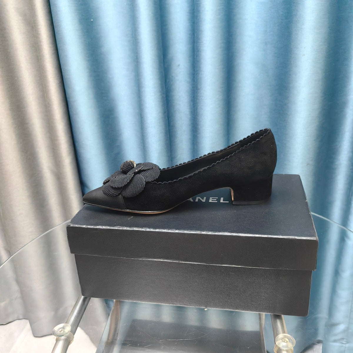 CC MEDIUM HEELS IN BLACK SUEDE AND CALFSKIN WITH FLOWER