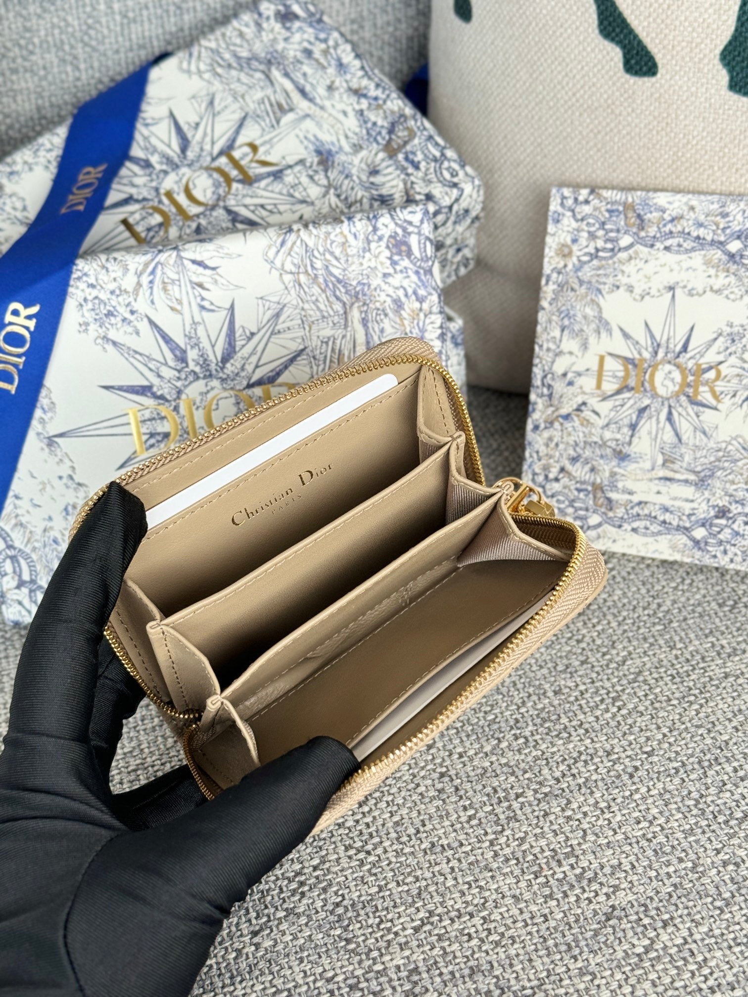 CARO SCARLET WALLET 11 IN BEIGE MACROCANNAGE CALFSKIN