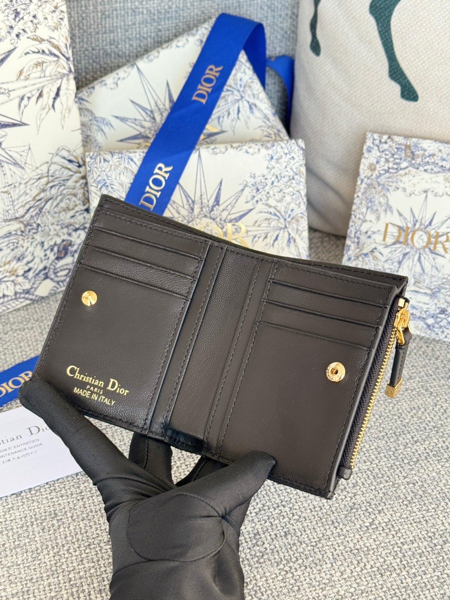 BIFOLD WALLET 11 IN BLACK QUILTED ALLOVER CALFSKIN