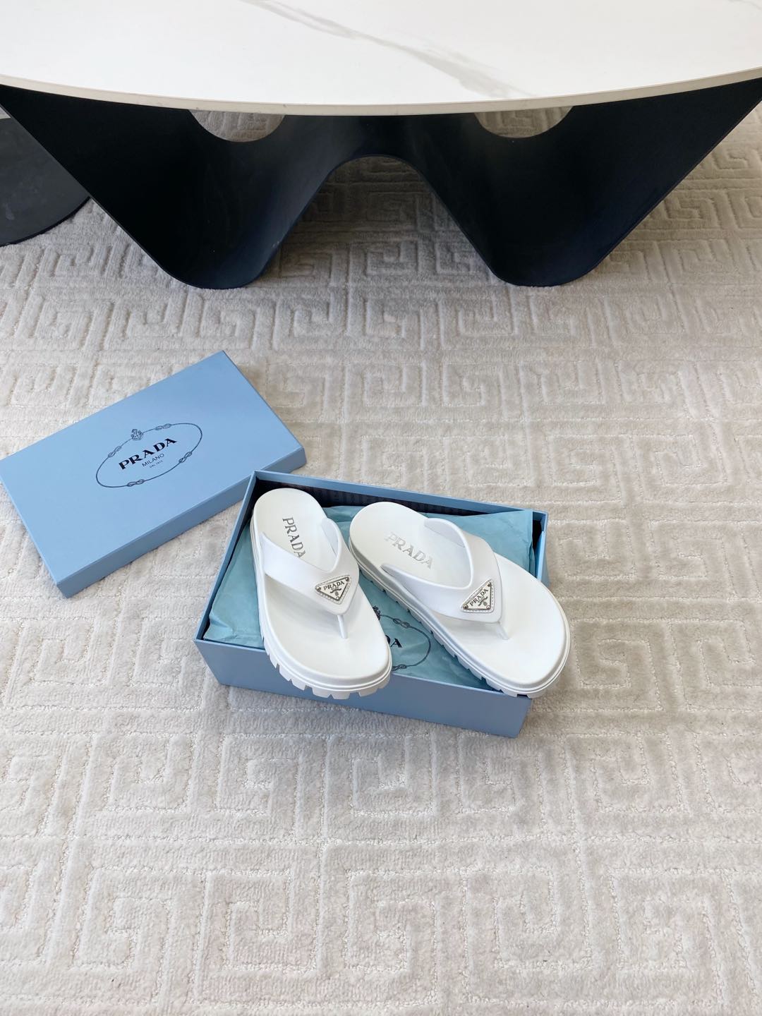 THICK-SOLED FLIP FLOPS IN WHITE RUBBER