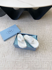 THICK-SOLED FLIP FLOPS IN WHITE RUBBER