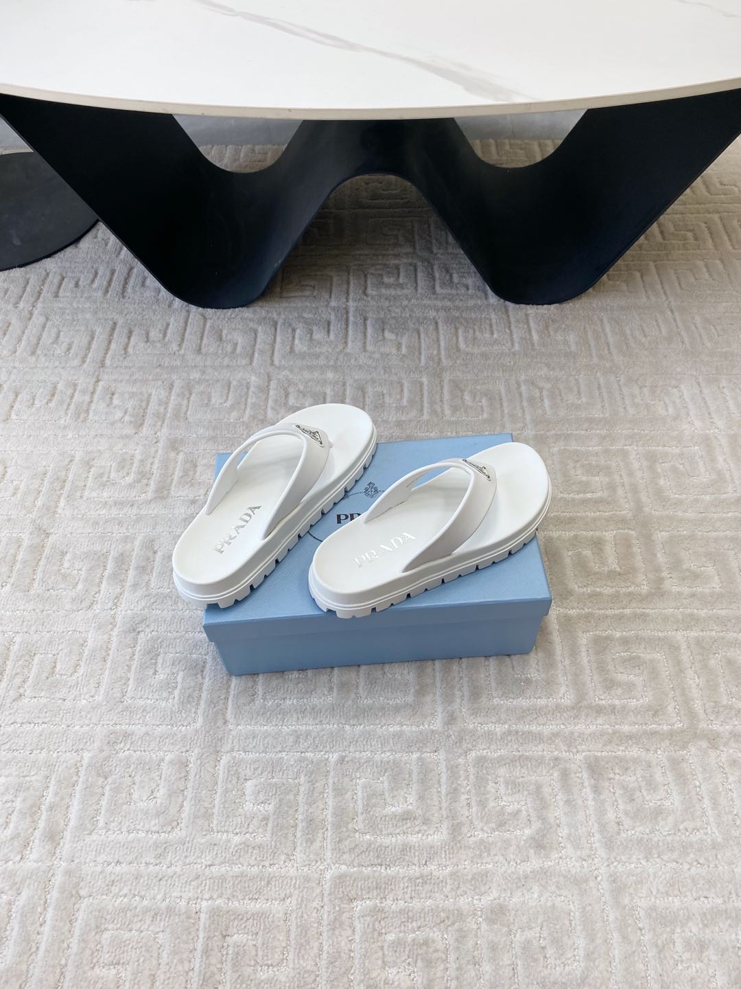 THICK-SOLED FLIP FLOPS IN WHITE RUBBER