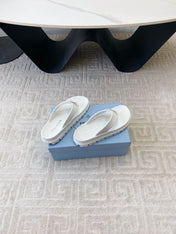 THICK-SOLED FLIP FLOPS IN WHITE RUBBER