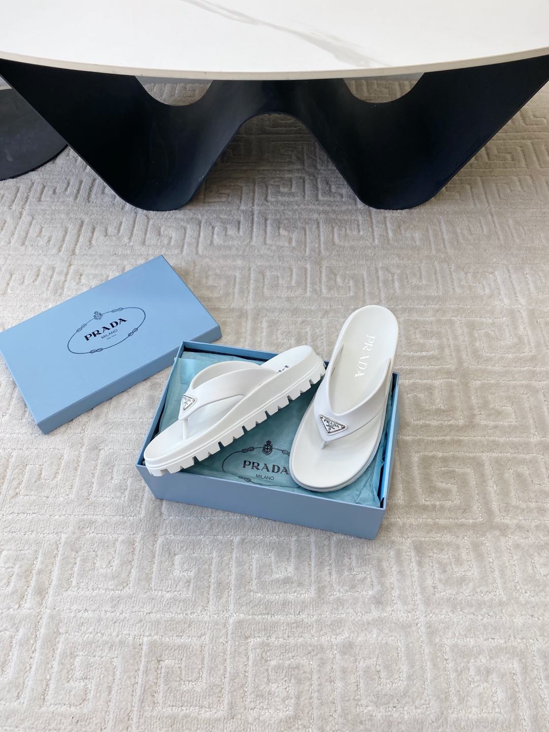 THICK-SOLED FLIP FLOPS IN WHITE RUBBER