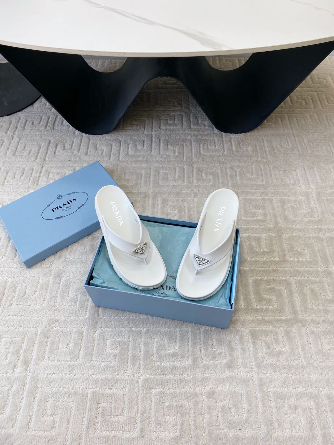 THICK-SOLED FLIP FLOPS IN WHITE RUBBER