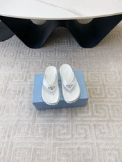 THICK-SOLED FLIP FLOPS IN WHITE RUBBER