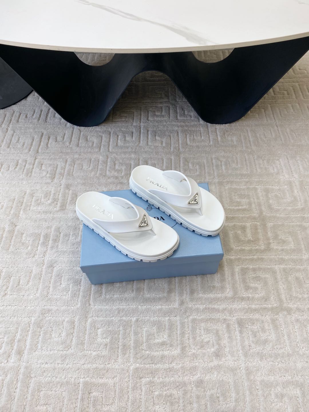 THICK-SOLED FLIP FLOPS IN WHITE RUBBER