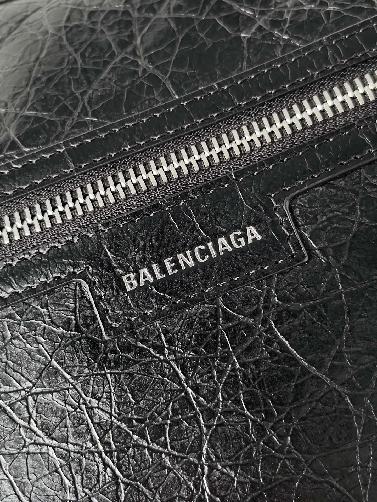 SUPERBUSY MESSENGER BAG 33 IN BLACK ARENA LAMBSKIN