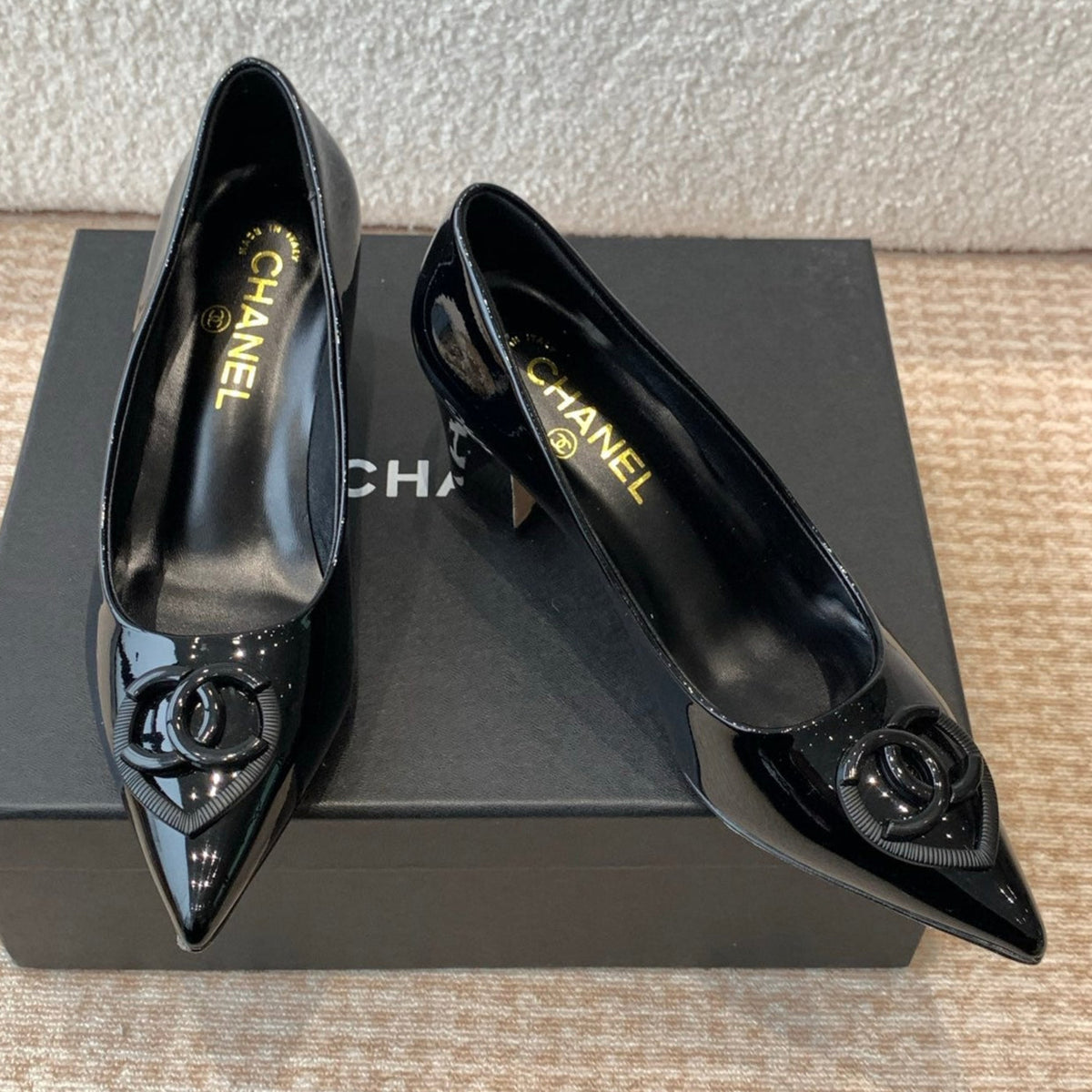 MID-HEEL PUMPS IN BLACK PATENT CALFSKIN