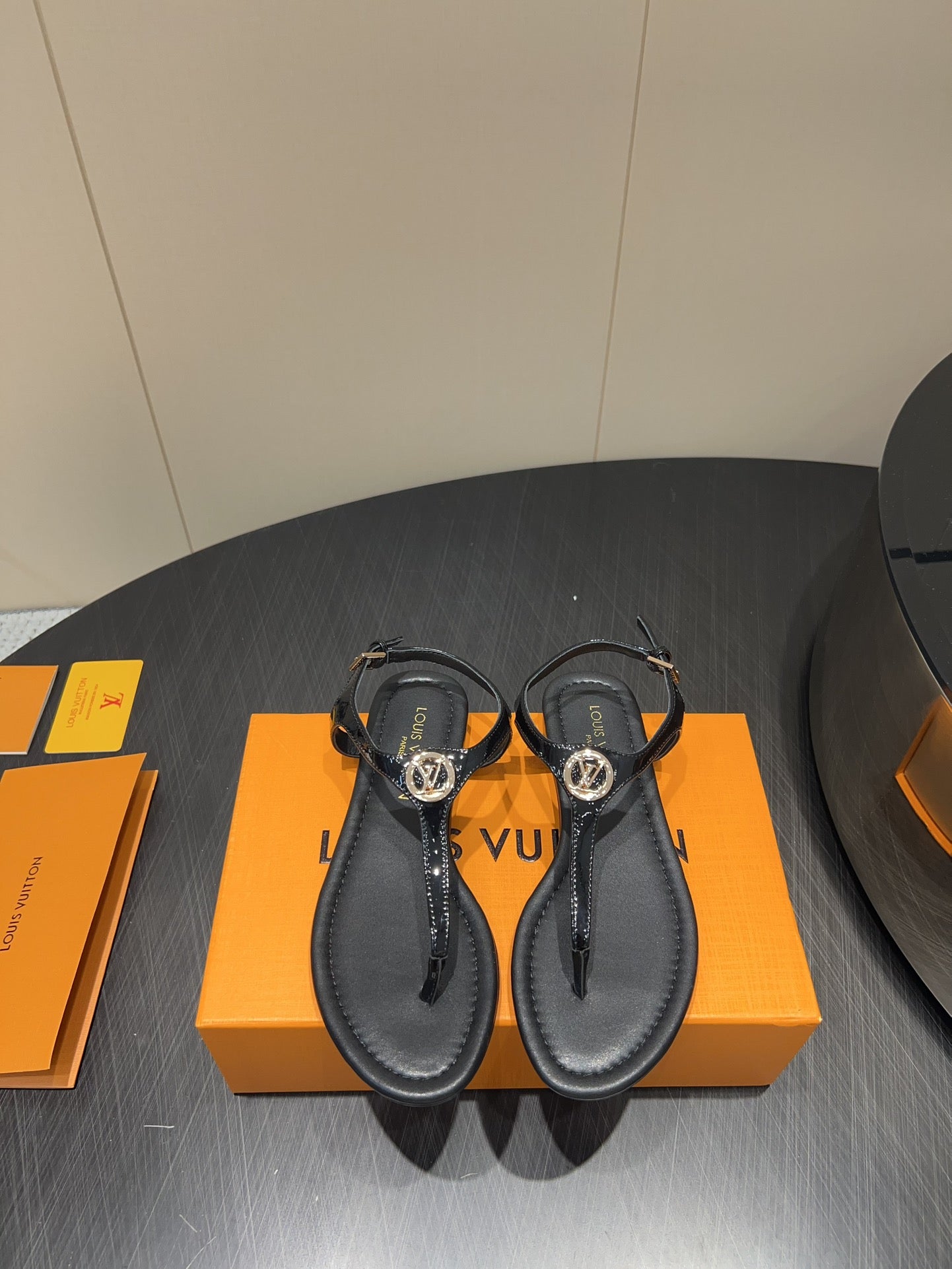 LV THONG SANDALS 25S IN BLACK CALFSKIN WITH GOLD HARDWARE