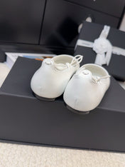 FLAT MARY JANE PUMPS IN WHITE LAMBSKIN MIX BLACK FABRIC