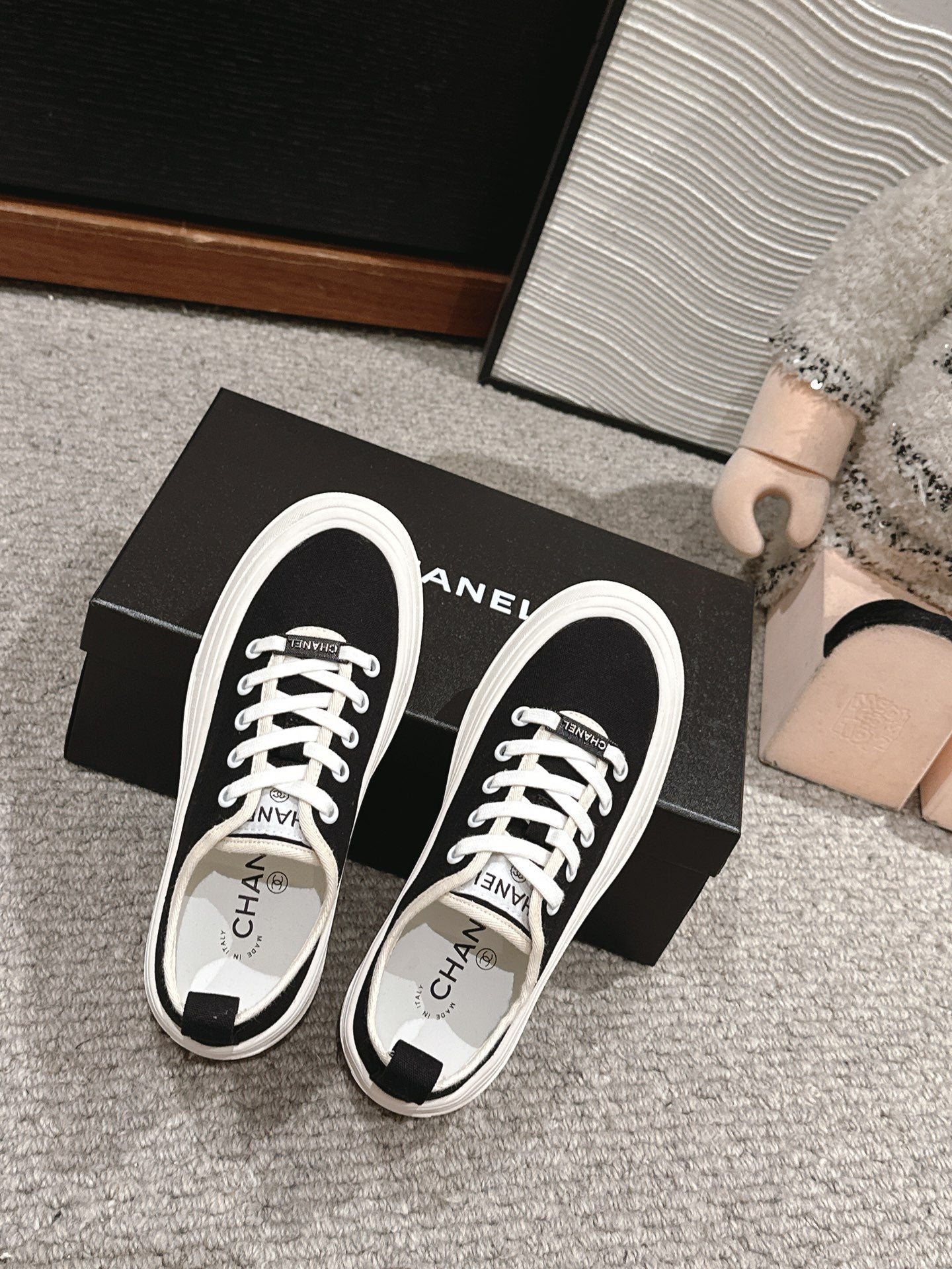LACE-UP SNEAKERS IN BLACK CANVAS