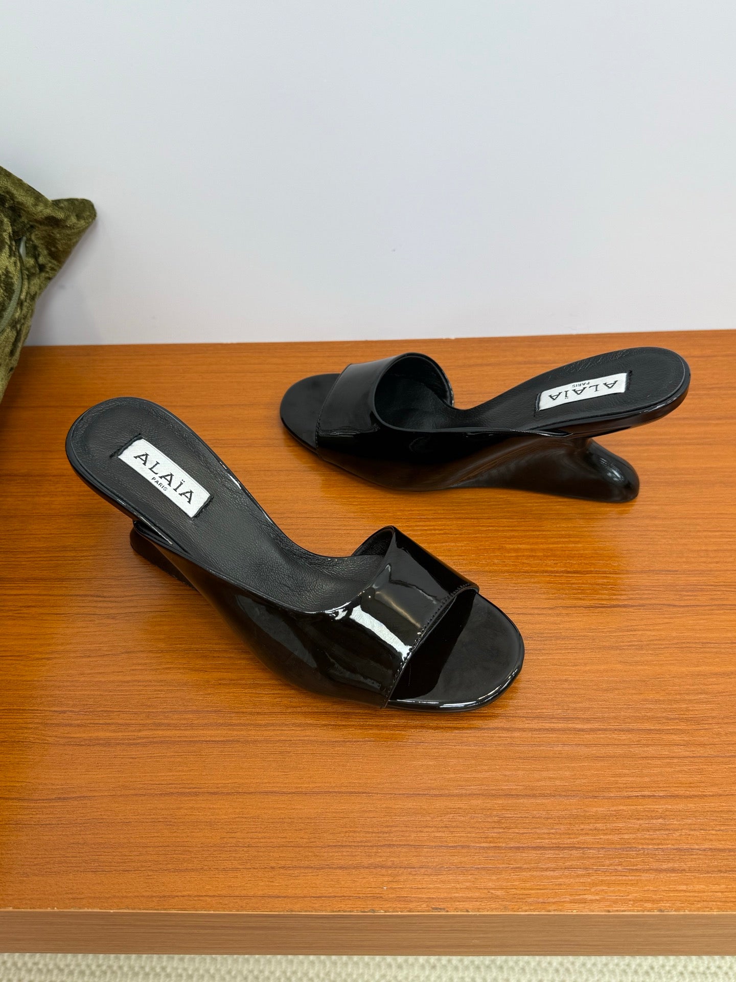 ALAIA WEDGE SANDALS 25S IN BLACK LAMBSKIN