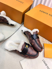 FLAT MULE IN CHESTNUT BROWN MONOGRAM CALFSKIN AND SHEARLING LINING