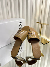 LOEWE 26S LOGO-EMBROIDERED SANDALS IN CAMEL BROWN CALFSKIN