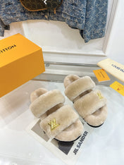 HALF MULE SLIPPERS IN CAMEL BEIGE FLEECE FEATURING METALLIC LOGO