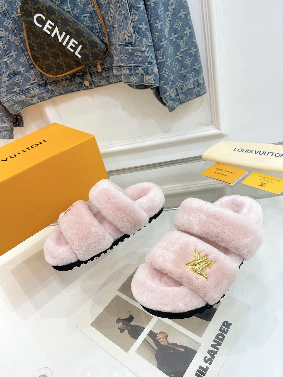 HALF MULE SLIPPERS IN LIGHT PINK FLEECE FEATURING METALLIC LOGO