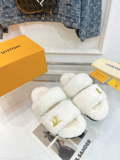 HALF MULE SLIPPERS IN WHITE FLEECE FEATURING METALLIC LOGO