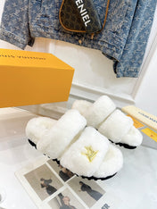HALF MULE SLIPPERS IN WHITE FLEECE FEATURING METALLIC LOGO