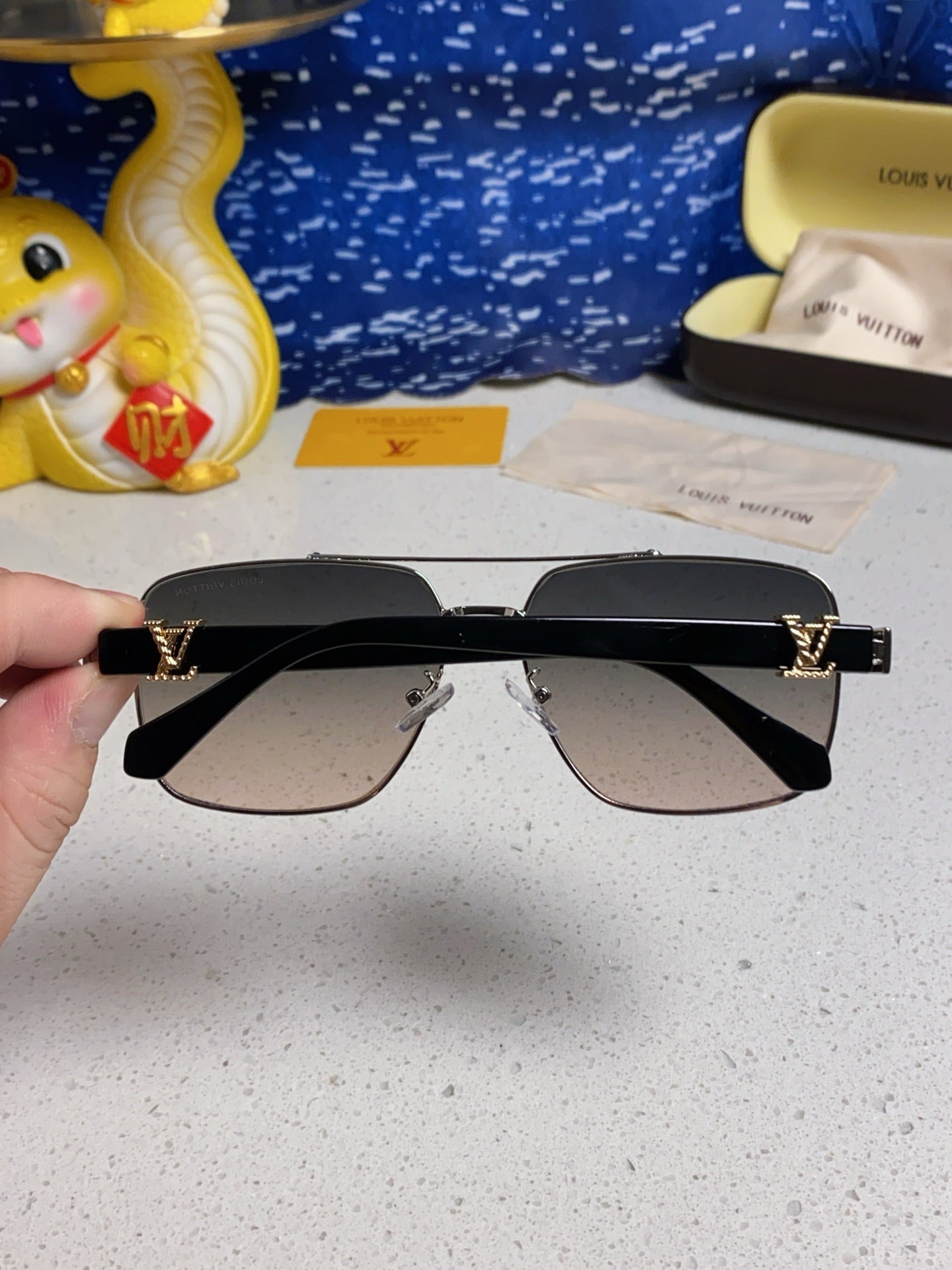 SIGNATURE SQUARE SUNGLASSES 567474 IN SILVER METAL GREY SMOKE LENSES