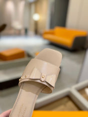 LV X TM 6AM FLAT MULE IN LINEN TAN CALFSKIN