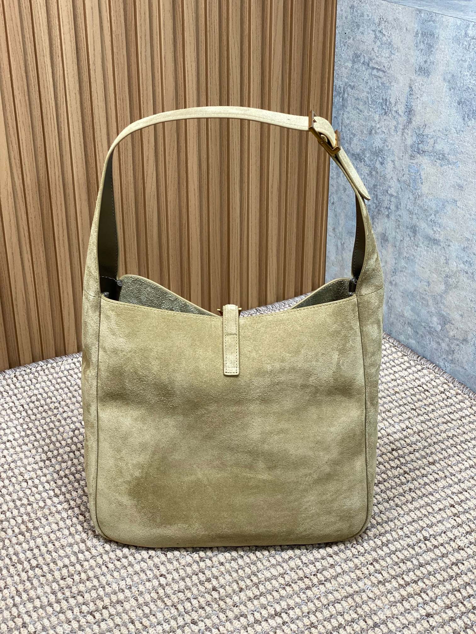 LE 5 À 7 SUPPLE BAG 31 IN KHAKI BROWN SUEDE