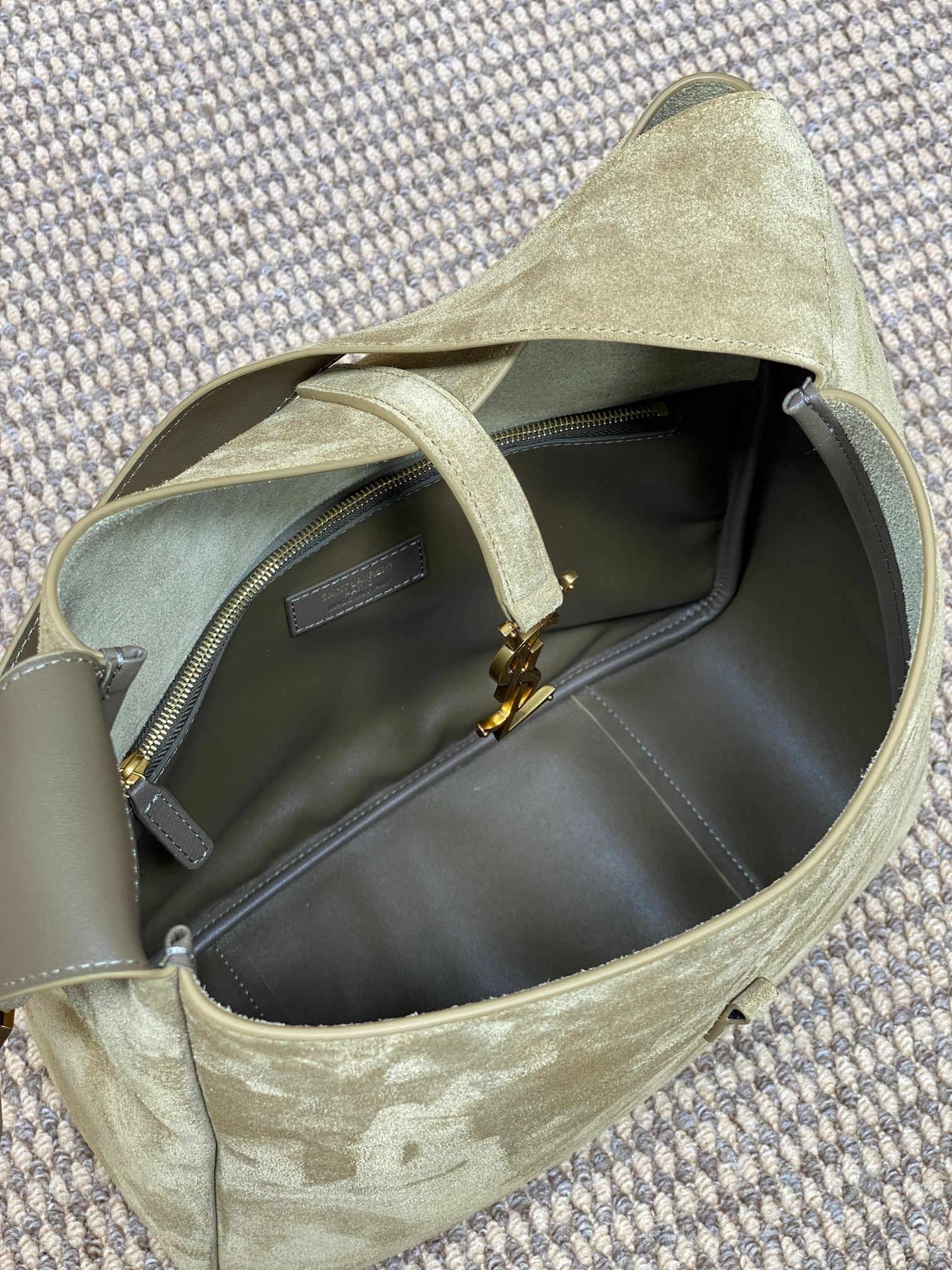 LE 5 À 7 SUPPLE BAG 31 IN KHAKI BROWN SUEDE
