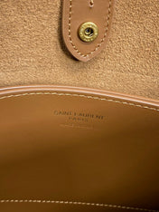 FLAT SHOULDER BAG 23 IN TAWNY BROWN CALFSKIN GOLD CHAIN