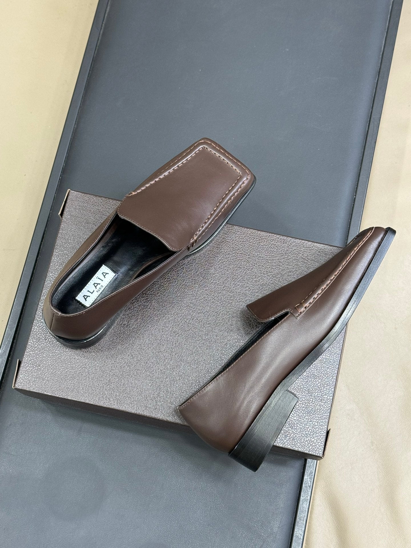ALAIA 25S SQUARE TOE LOAFER IN BROWN CALFSKIN