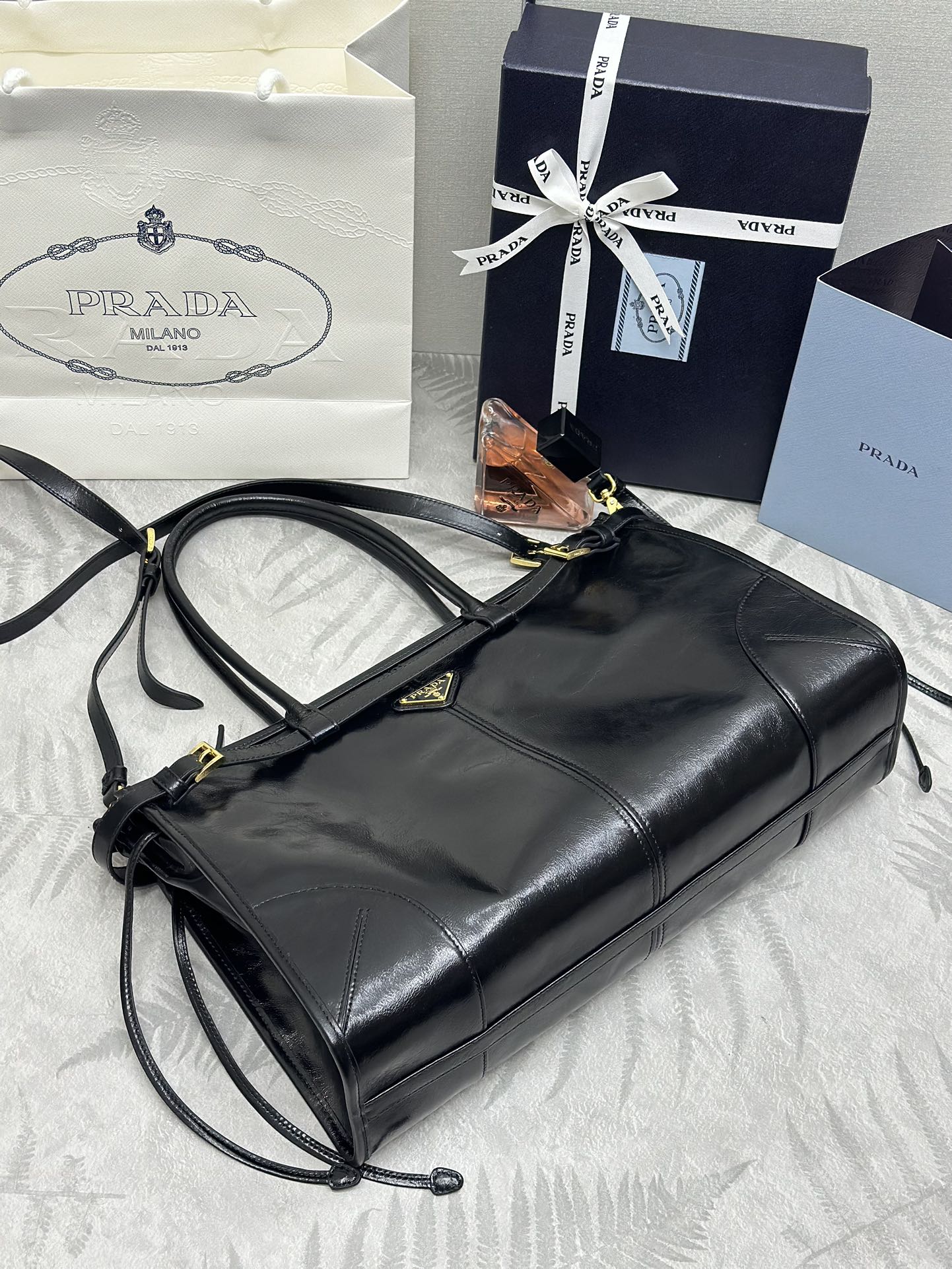 PRADA 25S BONNIE LARGE HANDBAG 38 IN BLACK GLOSSY CALFSKIN GOLD HARDWRE