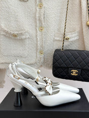 CHAIN BOW HIGH HEEL 8 CM SLINGBACKS IN WHITE SUEDE