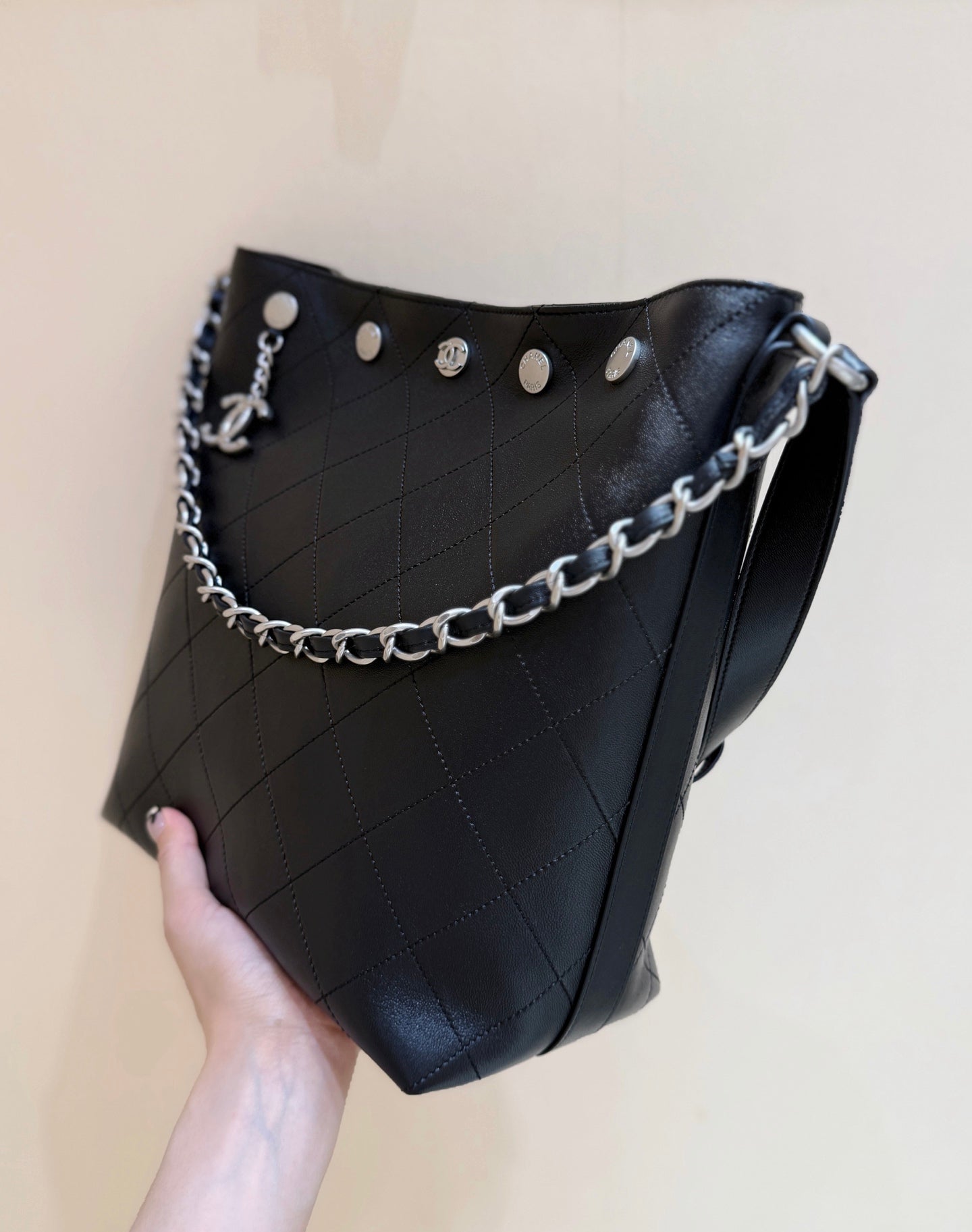 CHANEL 25S LARGE BUCKET BAG 31 IN BLACK SHINY LAMBSKIN SILVER HARDWARE