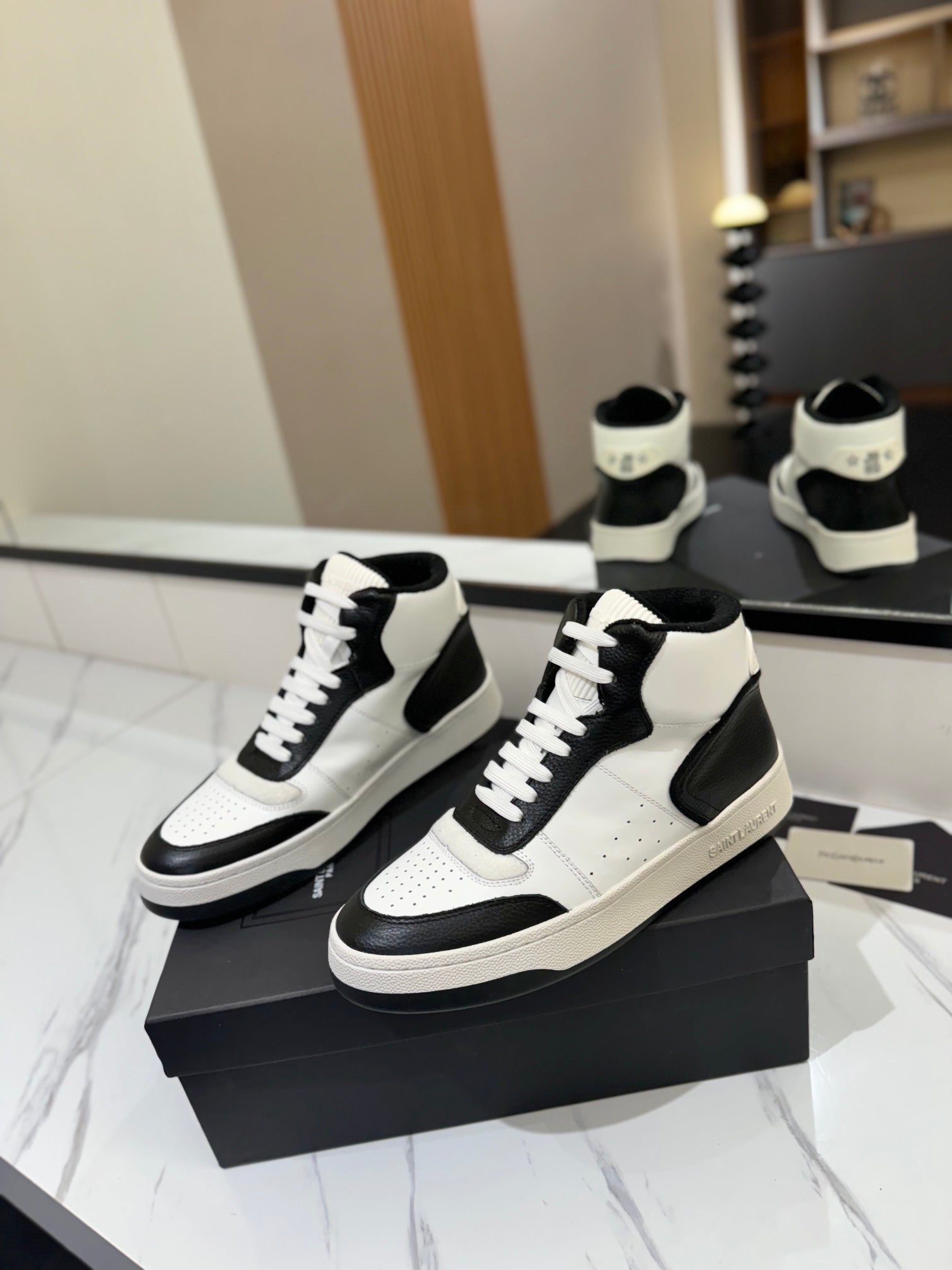 MID-TOP SNEAKERS IN WHITE MIX BLACK PERFORATED LAMBSKIN