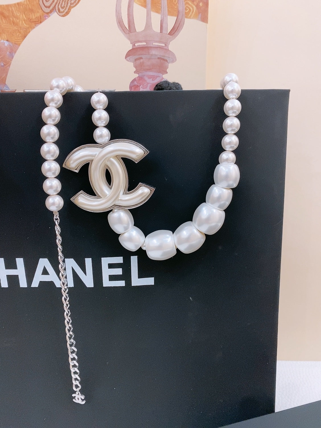 CHAIN BELT IN PEARL AND SILVER METAL