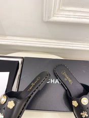 CHANEL 26S FLAT SANDALS IN BLACK LAMBSKIN CHARM-DECORATED