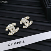 STUD EARRINGS IN GOLD METAL PEARLY WHITE AND CRYSTAL