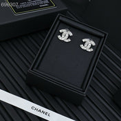 STUD EARRINGS IN SILVER METAL PEARLY WHITE AND CRYSTAL