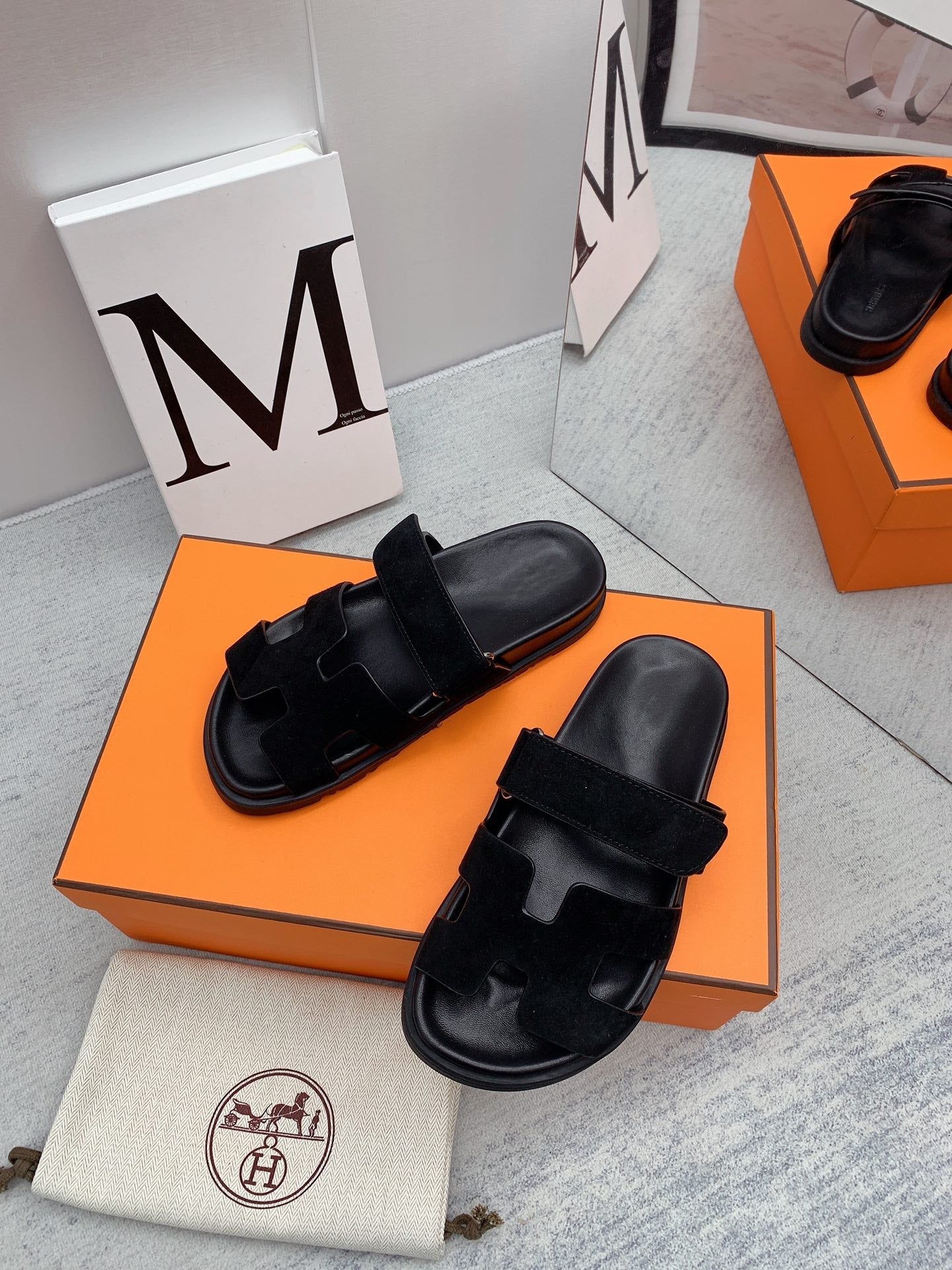 Chypre Sandal Black velvet lining